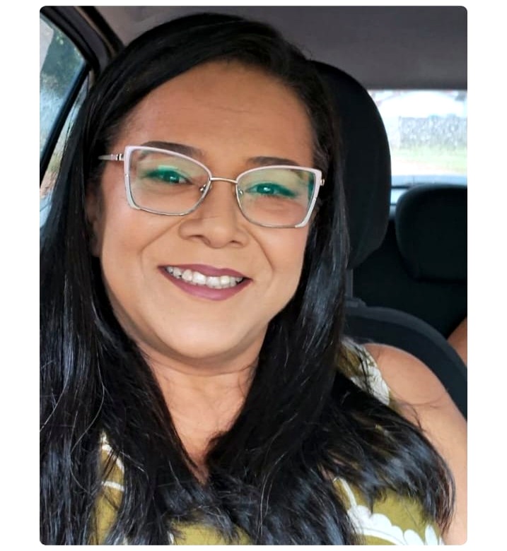 Elzirene Lopes Varão Soares, psicanalista clínica, sorrindo